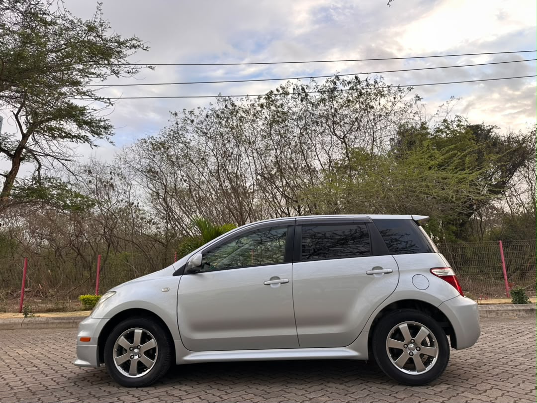 Toyota IST thumbnail 7